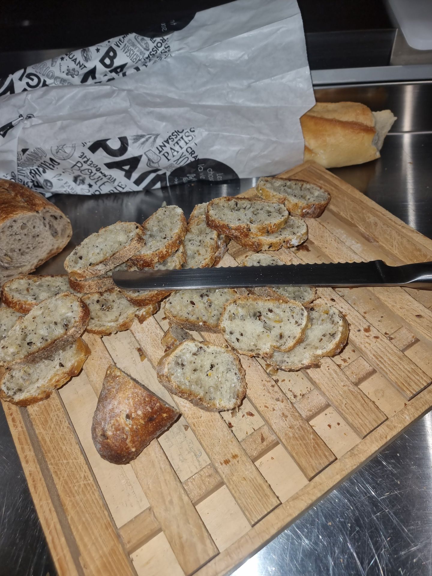 Pain de la veille sorti de son sachet de boulangerie