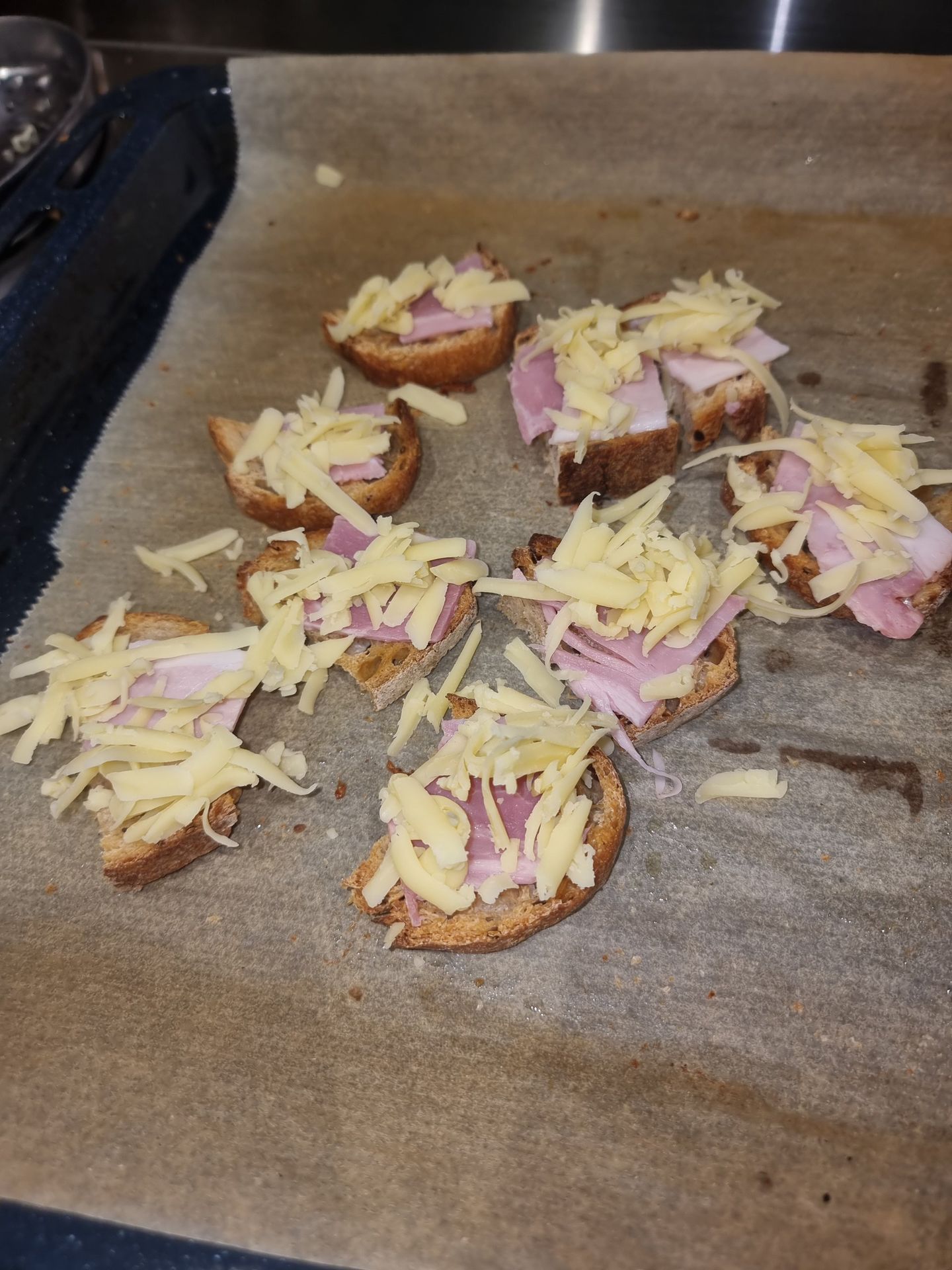 Croûtons gratinés avec jambon et comté râpé avant cuisson finale
